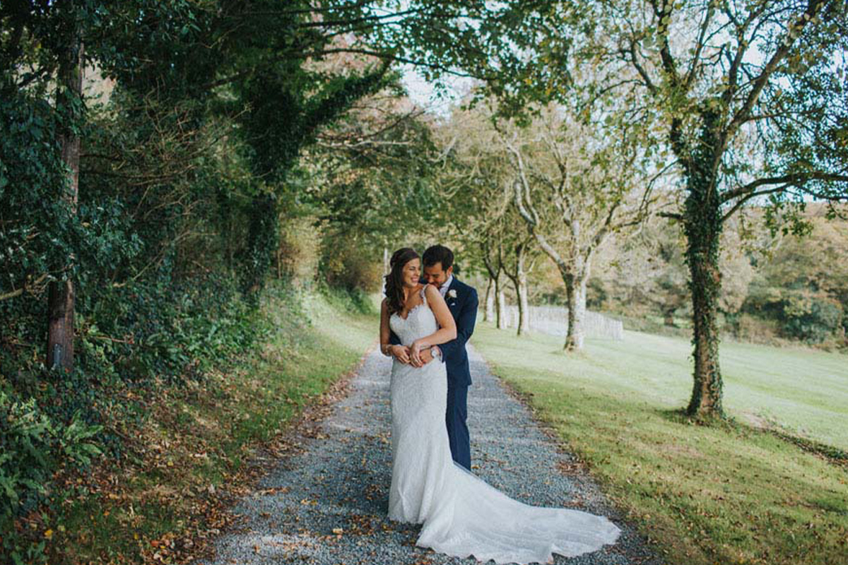 Friends and family travel from across the pond for a stunning September wedding In Cornwall
