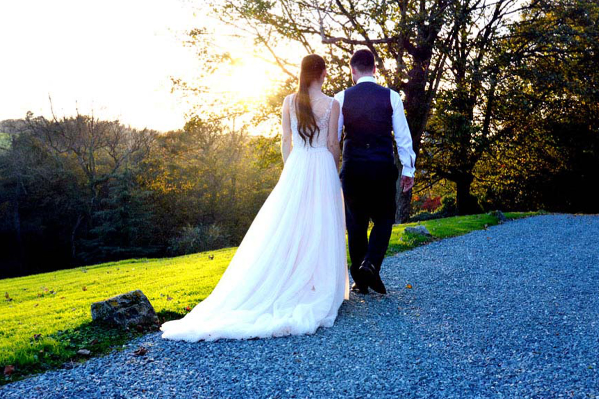G&Ts on ice for this gorgeous autumnal wedding in Cornwall!