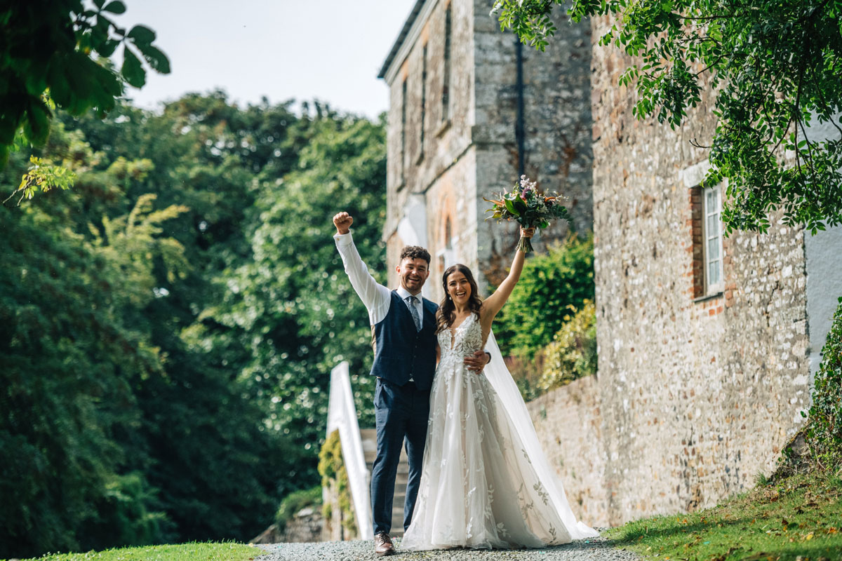 Greek Dancing, vibrant blooms and a lot of laughter for Harry & Alexa’s beautiful September wedding!