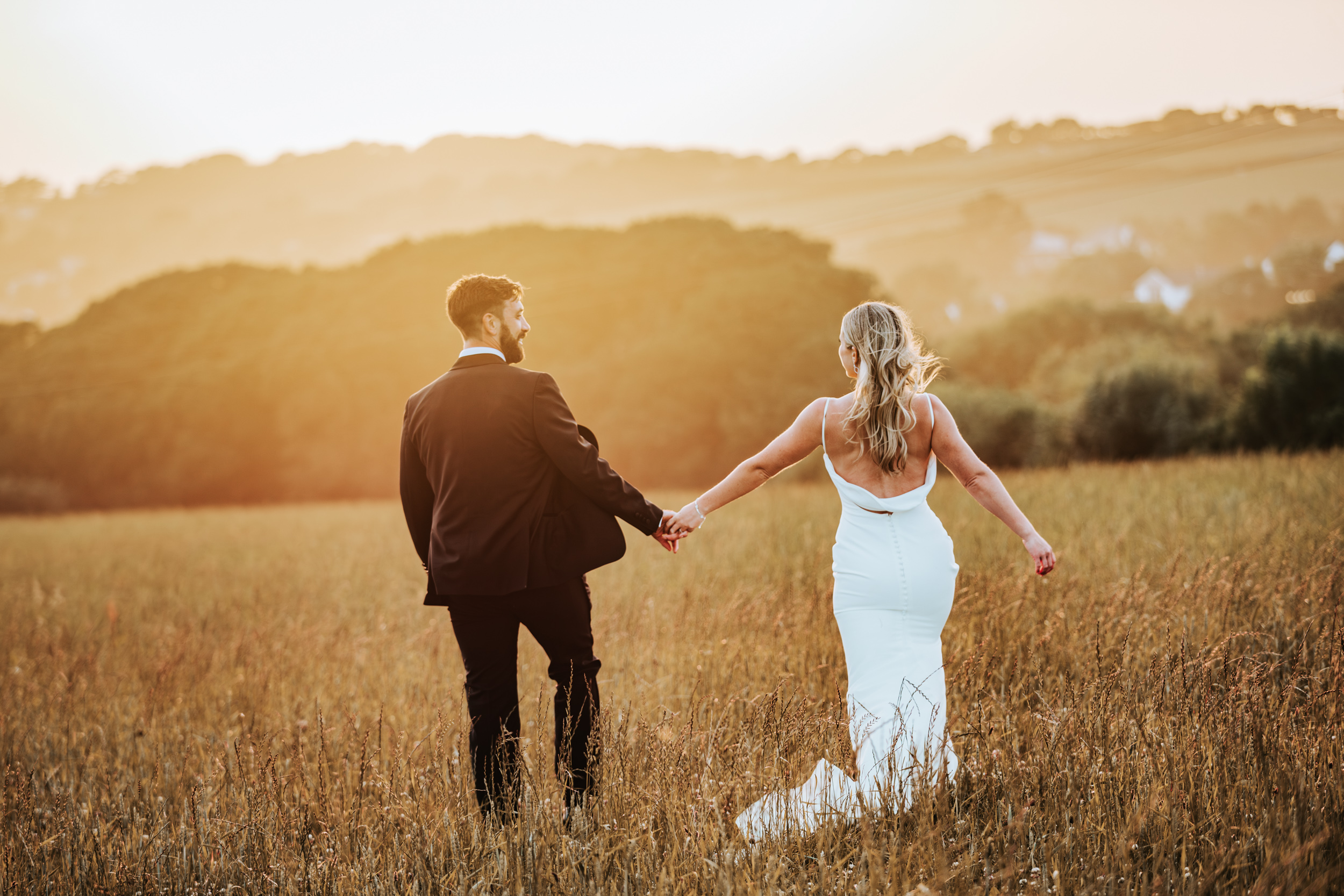 laid back Summer Wedding with laughter, lawn games and a lot of love!